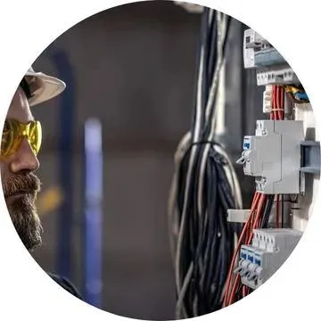 Eletricista no Jardim Represa em São Bernardo do Campo realizando atendimento elétrico emergencial 24 horas